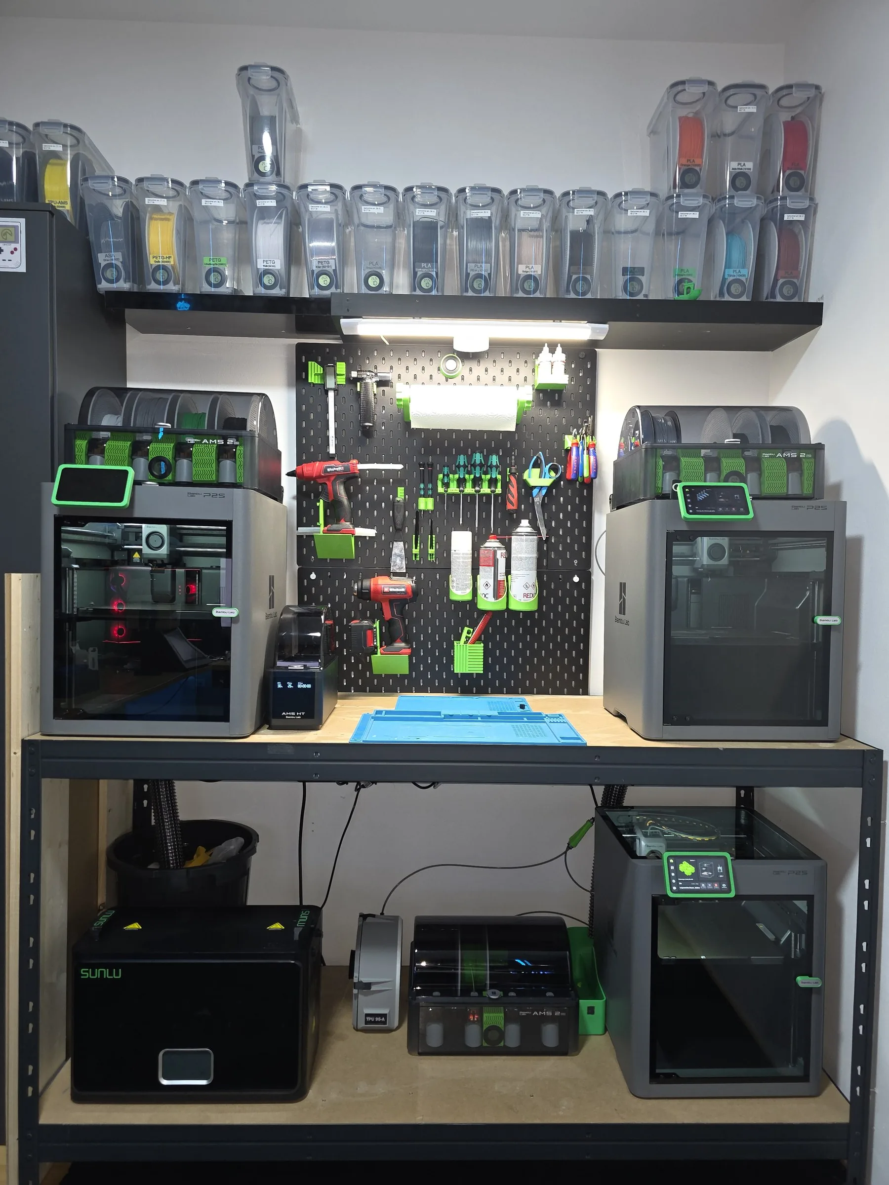 Fabs3D 3D-Druck-Arbeitsplatz mit mehreren 3D-Druckern