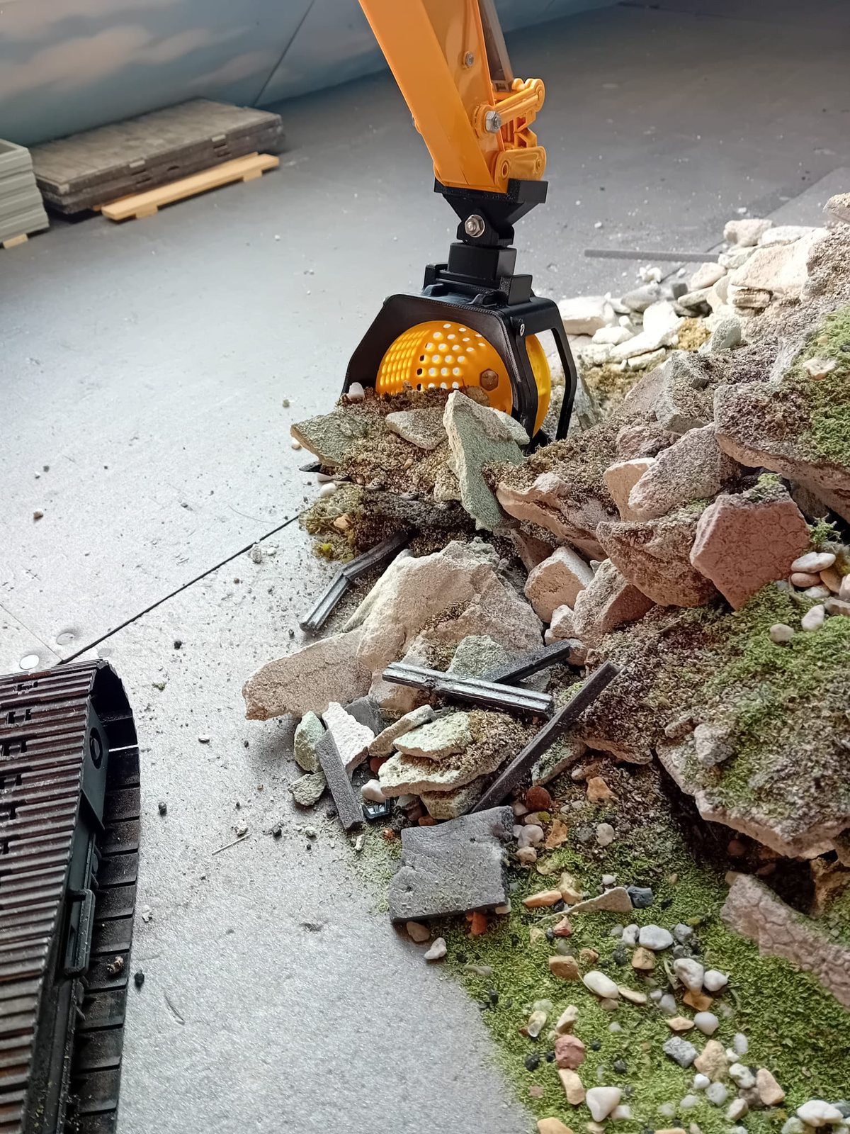 Bruder Bagger mit 3D-gedrucktem Anbaugerät